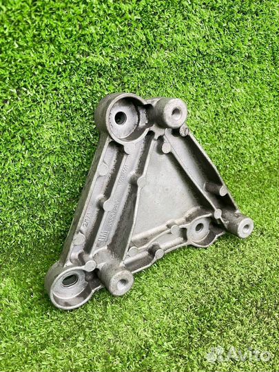 Кронштейн компрессора кондиционера Opel 55567289