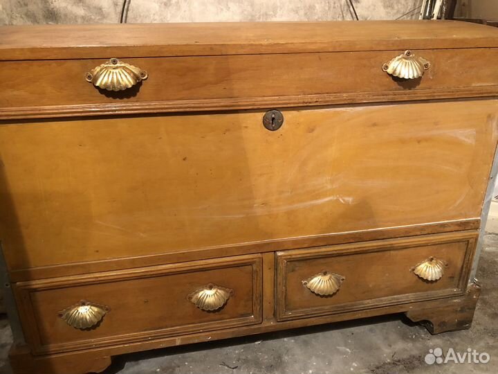 Сундук старинный