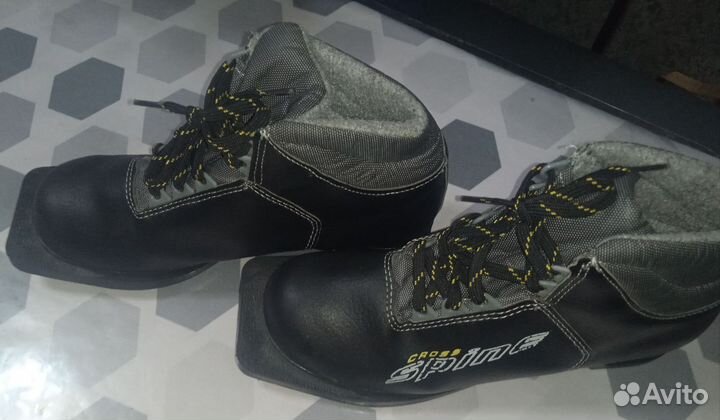 Лыжные ботинки