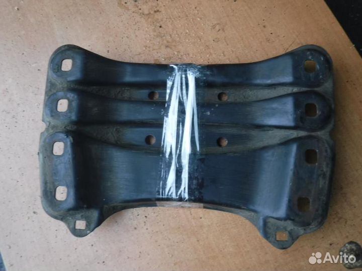 Кронштейн кпп Mercedes W220 S Class