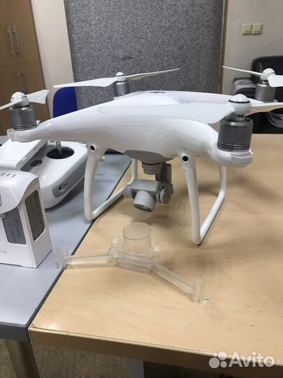 Квадрокоптер DJI Phantom 4