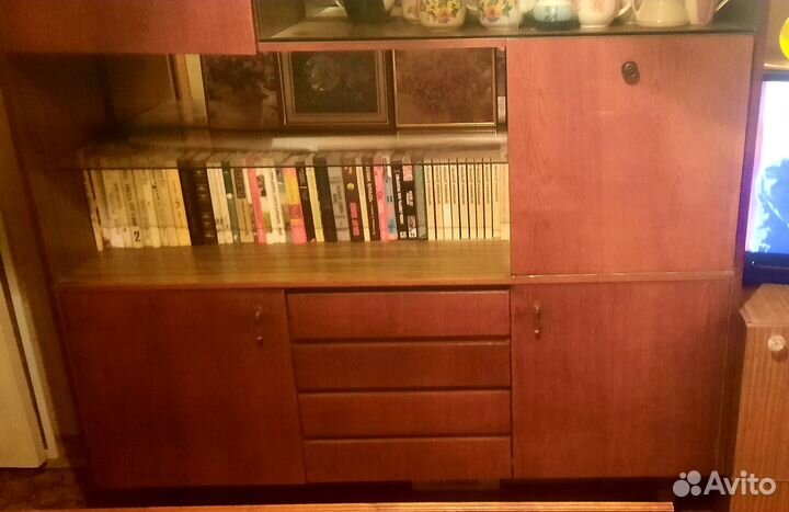 Отдам бесплатно шкаф сервант