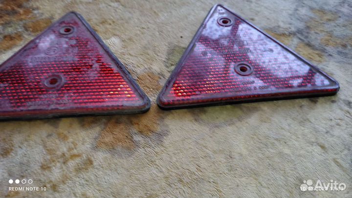 Светоотражатель красный треугольный