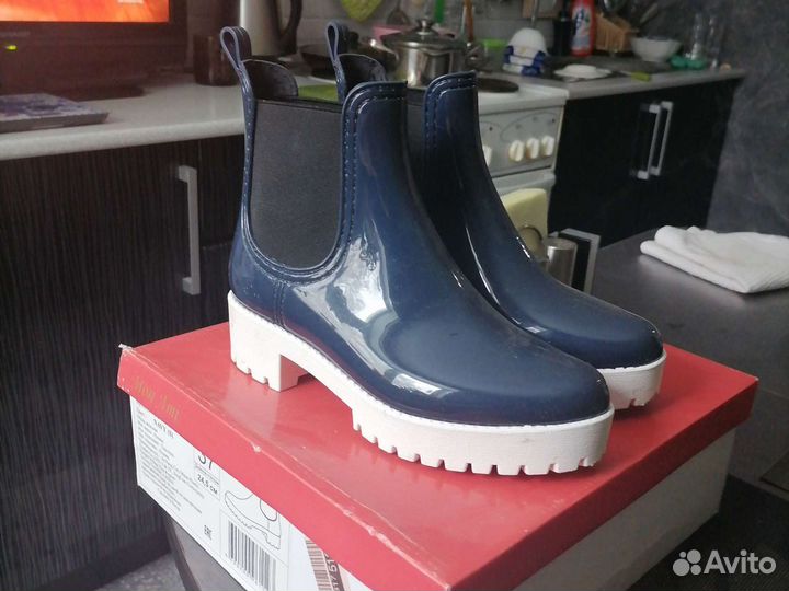 Продам резиновые сапоги челси