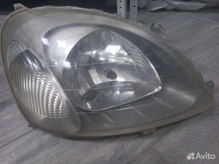 Фара правая Toyota Vitz 1999