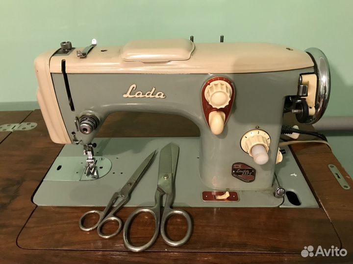 Швейная машина Лада