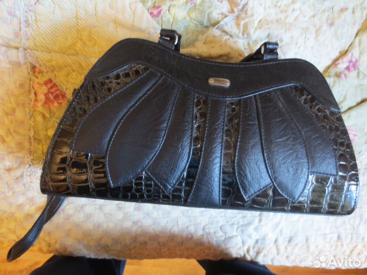 Женская сумка-саквояж кожаная черная