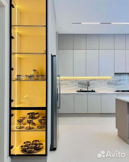 Кухня встроенная светлая