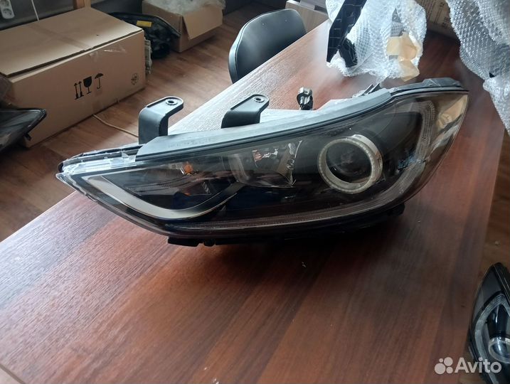 Фара левая Hyundai Elantra VI