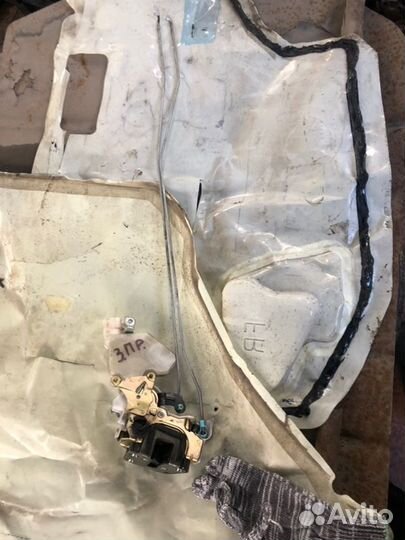 Замок двери задний правый Nissan Almera Classic