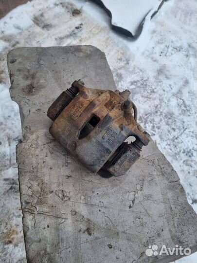 Суппорт передний левый ix 35