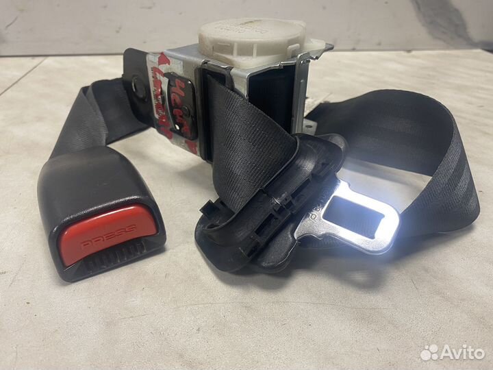 Задний центральный ремень Nissan almera classic