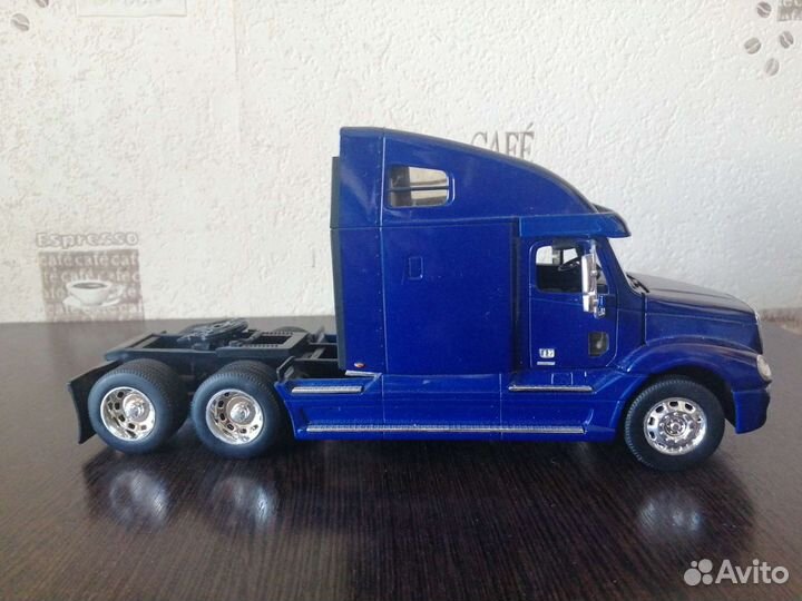 Модель freightliner 1/32