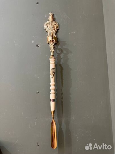 Рожок для обуви с крючком настенный