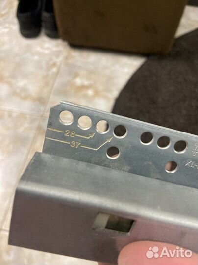 Рельсовый механизм с доводчиком