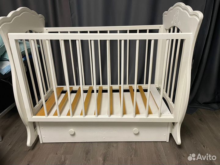 Детская кроватка с маятником и ящиком