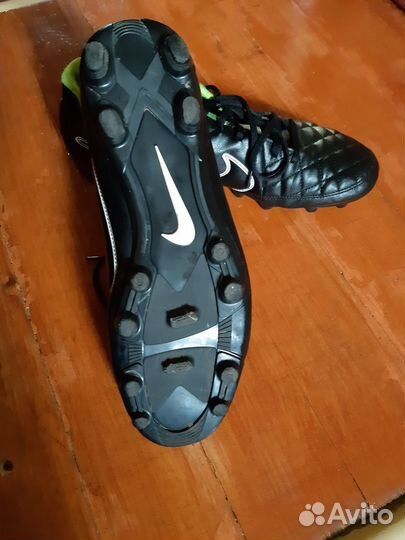 Футбольные бутсы в комплекте со щитками