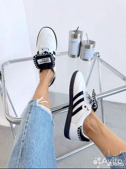 Кроссовки женские