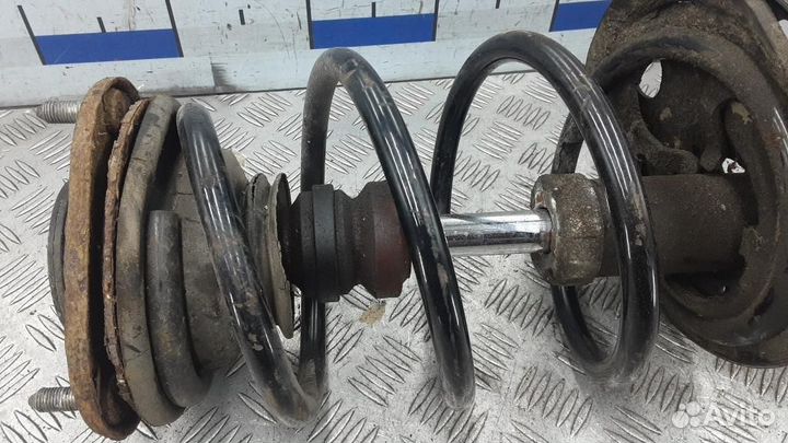 Стойка амортизатора переднего правого Toyota RAV4