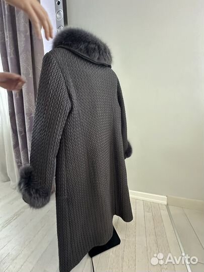 Пальто зимнее 54-56 р. с натуральным мехом