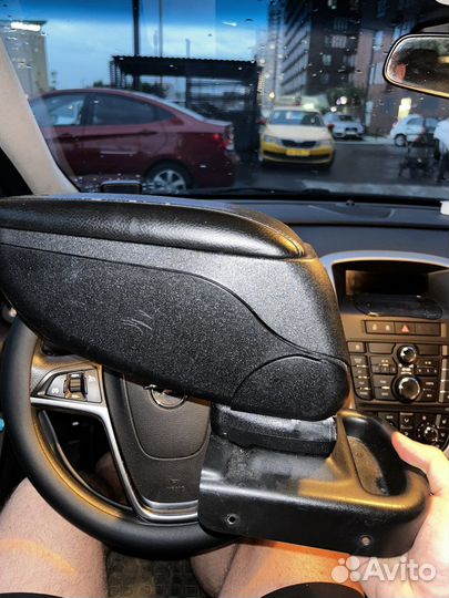 Подлокотник автомобильный универсальный