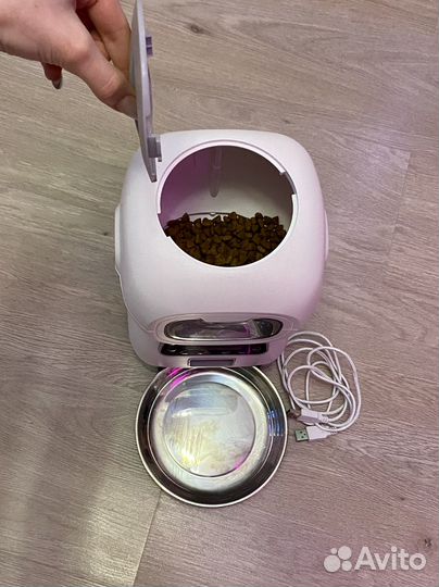 Автоматическая кормушка для кошек и собак