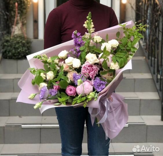 Букеты из белых, красных и розовых роз. Доставка