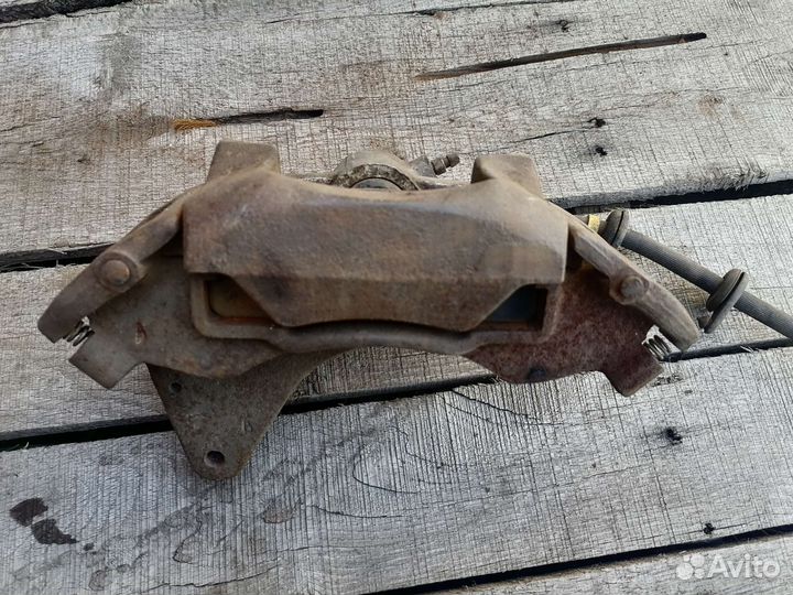 Суппорт тормозной передний левый Шевроле Нива