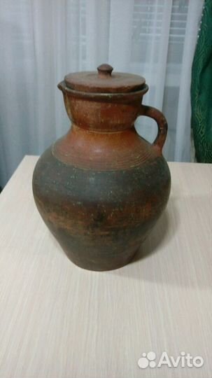 Старинный глиняный кувшин