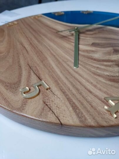 Часы из дерева и эпоксидной смолы