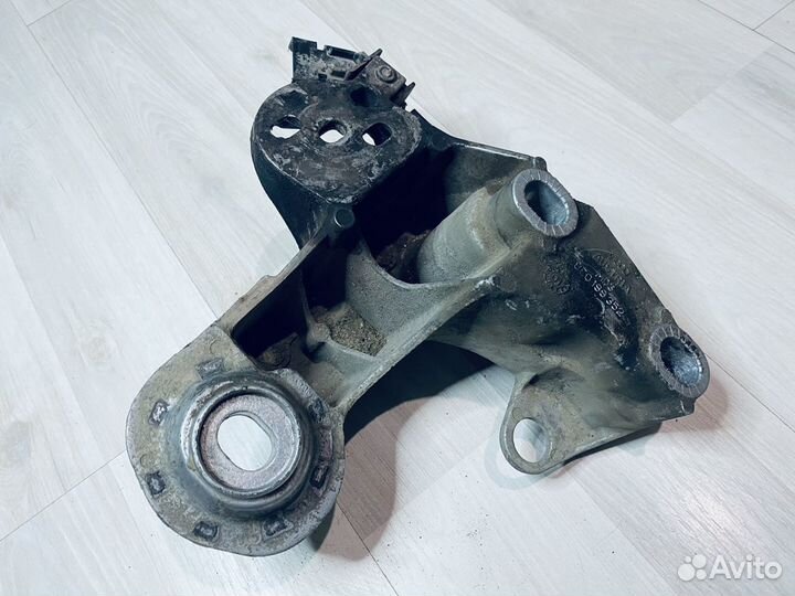 Кронштейн крепления двигателя VAG 8E0199352