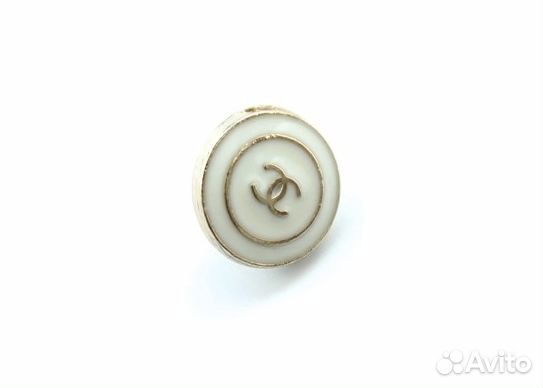 Белые пуговицы Chanel