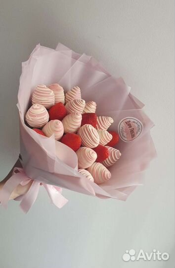 Розовый съедобный букет из шоколада и клубники