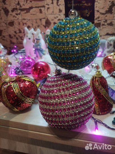 Новогодние игрушки и декор