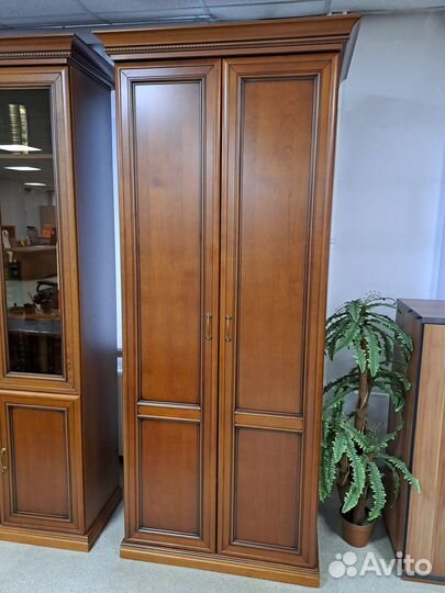 Классический кабинет руководителя с зеленой кожей