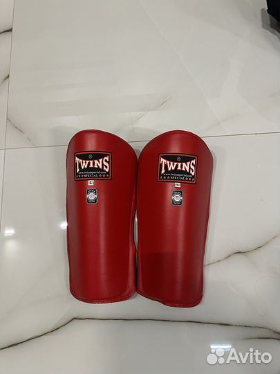 Защита голени Twins красная