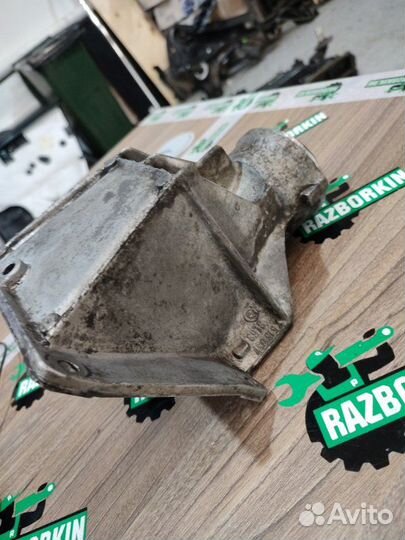 Кронштейн полуоси Bmw X3 E83 3.0D M57N2 02.22.2006