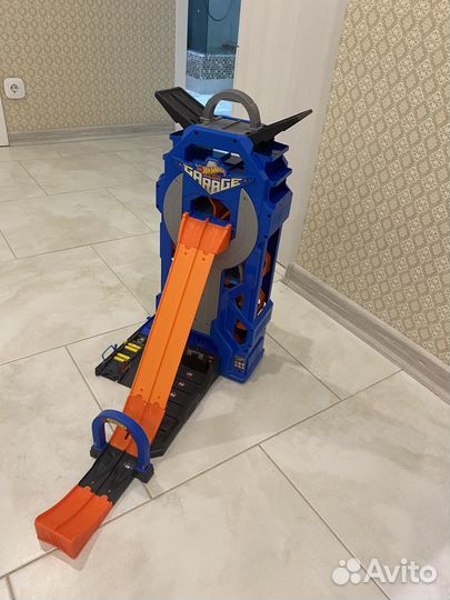 Гараж с горкой Hotwheels