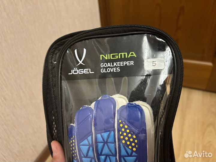 Вратарские перчатки