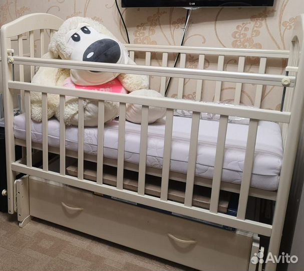 Детская кроватка с маятником