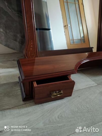 Зеркало с полкой