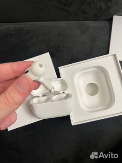 Airpods pro оригинал кейс и один наушник