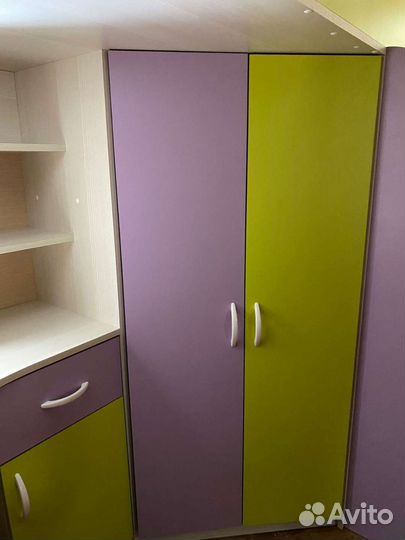 Детская двухярусная кровать со столом