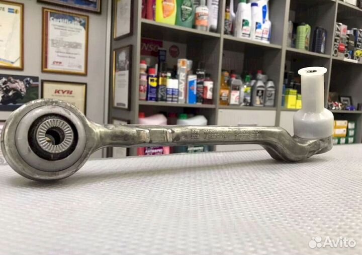 Поперечный рычаг правый