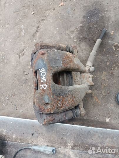 Передний правый суппорт Peugeot 308