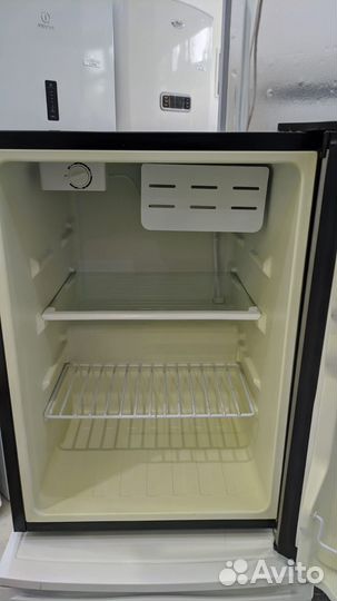 Холодильник маленький Shivaki серебро