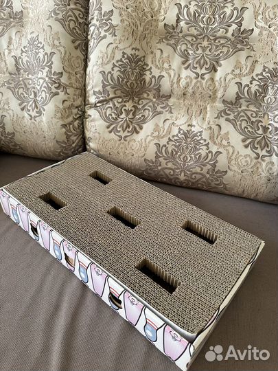 Когтеточка с игрушками внутри