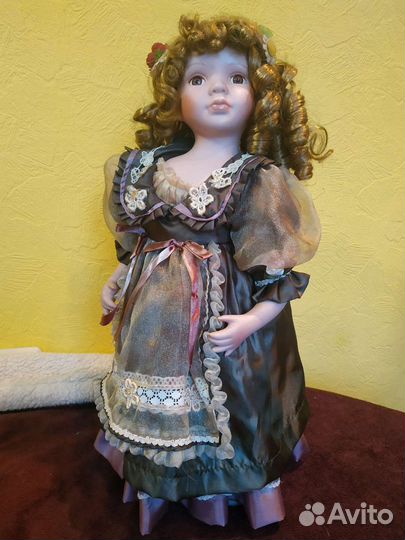 Кукла фарфоровая