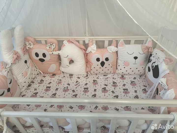 Бортики в детскую кроватку косичка и игрушки