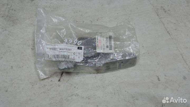 Крепление капота левое Mitsubishi Outlander2005
